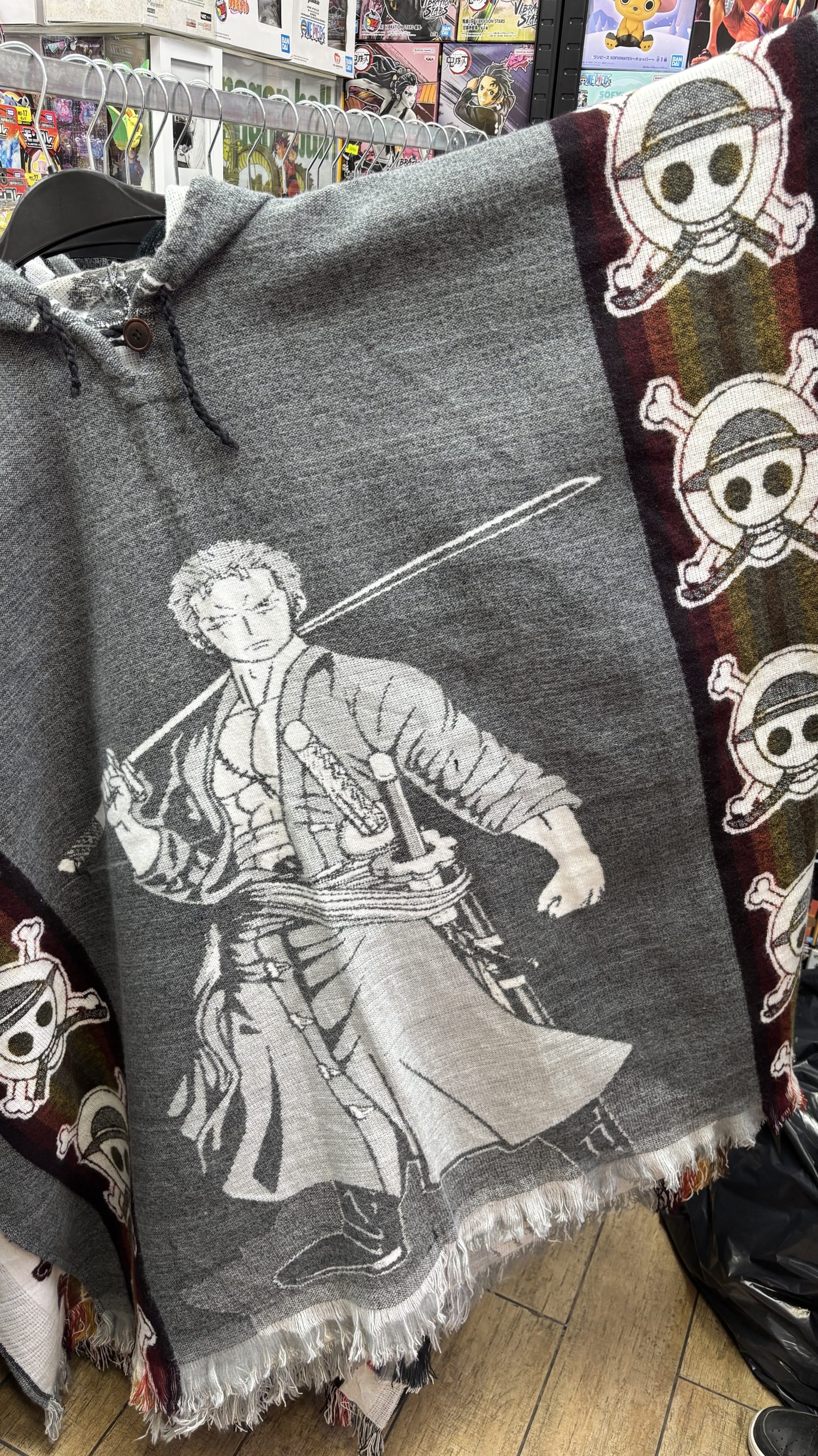 ANIME PONCHO ONE PIECE ZORO GRIS